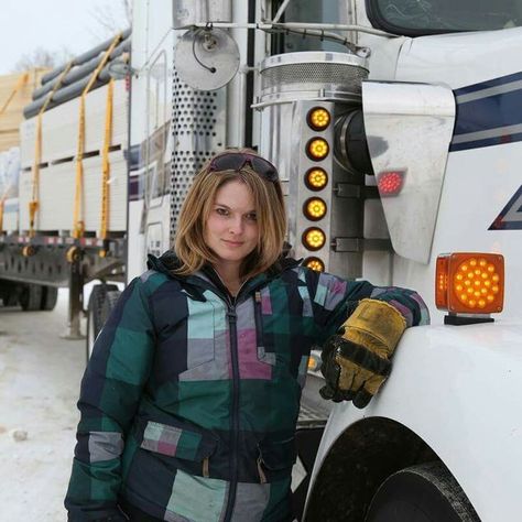 Ice Road Truckers Lisa, Lisa Kelly Trucker, Kaley Cuoco Hair, Girl Truck, Ice Road Truckers, Women Truck Driver, Jennifer Aniston Videos, Female Driver, Jennifer Aniston Legs