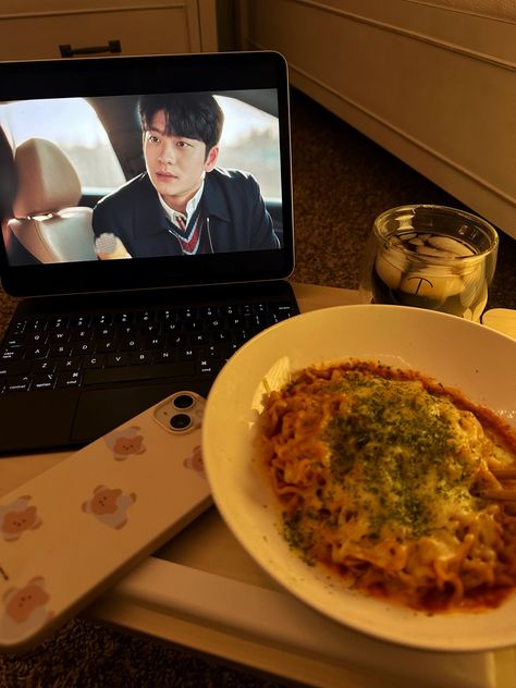 Kdrama Cute, Kdrama And Chill Aesthetic, Kdrama Core Aesthetic, Kdrama Food, Kdrama Ideas, Watching Aesthetic, Watching Shows Aesthetic, Aesthetic Kdrama, Kdramas Aesthetic