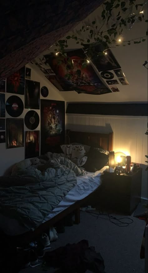 Small Bedroom Ideas Grunge, Cozy Aesthetic Bedroom Dark, Room Ideas For Men Bedroom Vintage, Bedroom Aesthetic Male, Dark Room Theme, Dark Room Asthetics Bedrooms, Rocker Room Aesthetic, Dark Indie Room, Room Decor Bedroom Dark