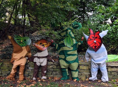 I made the family korok costumes for Halloween. Body of the costume is felt, face mask is hand painted craft foam. Body of felt was stiffened with interfacing, further support was added with plastic plumbing pipe. Korok Zelda, Zelda Costume, Comic Con Outfits, Frog House, Sweet Makeup, Costumes For Halloween, Craft Foam, Up Dog, Zelda Art