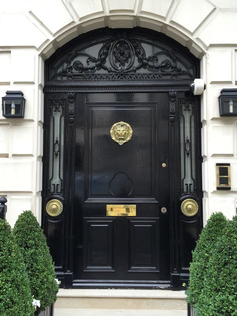 Gorgeous #Glossyblackdoor.  #Doorarchitecture.  London, England. Photo by Mari Sugahara Lathrop Black Door With Gold Hardware, Big Front Doors Black, Traditional Black Front Doors, Brownstone Doors Entrance, London Doors Entrance, London Front Door, London Townhouse Front Door, Luxury Front Doorwith Side Lights, London Doors