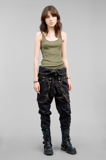 Multiple pockets military trouser Ecopunk Outfit, Female Mechanic Outfit, Soldier Outfit Female, Army Look Fashion, Militaristic Fashion, Militarycore Outfits, Army Style Outfit, Training Outfit Women, Military Aesthetic Outfit