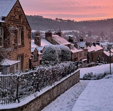 Bakewell Derbyshire, Snow House, Hills And Valleys, Stratford Upon Avon, Country Park, The Magic Of Christmas, Magic Of Christmas, Peak District, Romantic Garden