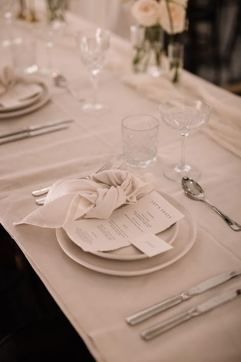 Tablescape - wedding styling - simple and elegant Modern Table Setting Wedding, Wedding Dinner Table Setting, White Wedding Table Setting, Wedding Plate Setting, White Table Settings, Simple Table Settings, Editorial Wedding Photography, Dinner Places, Simple Menu