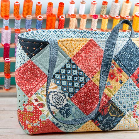 Make a Pretty Patchwork Bag from Your Stash - Quilting Digest Quilt Handbag Patterns, Quilted Bag Patterns Free, Quilted Tote Bags Patterns, Sewn Bags, Sewing Paterns, Quilted Bag Patterns, Quilting Digest, Tote Bag Pattern Free, Patchwork Tutorial