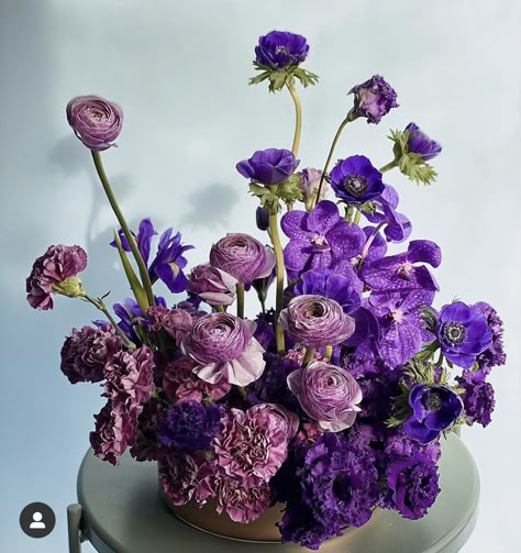 Deep Purple Flower Arrangements, Purple Flowers Table Decor, Dark Purple Flower Centerpieces, Purple Flower Installation, Purple Flower Vase, Purple Arrangements Floral Design, Dark Purple Flower Arrangements, Monochromatic Flower Arrangements, Purple Flower Arrangements Centerpieces