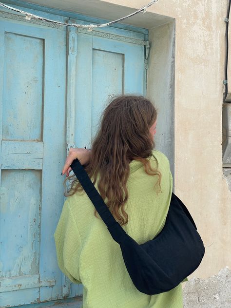 outfits and baggu in greece Baggu Outfits Ideas, Baggu Medium Crescent Bag Outfit, Baggu Shoulder Bag Outfit, College Bag Ideas, What’s In My Baggu, Baggu Bag Aesthetic, Baggu Bag Outfit, Baggu Crescent Bag Outfit, Dumpling Bag Outfit