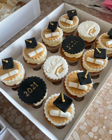 Graduation Party Dessert Table, Graduation Party Dessert, Last Day Of School Party, Dessert Table Graduation, Graduation Party Cupcakes, Graduation Cake Designs, Desserts Party, Graduation Party Desserts, Graduation Box