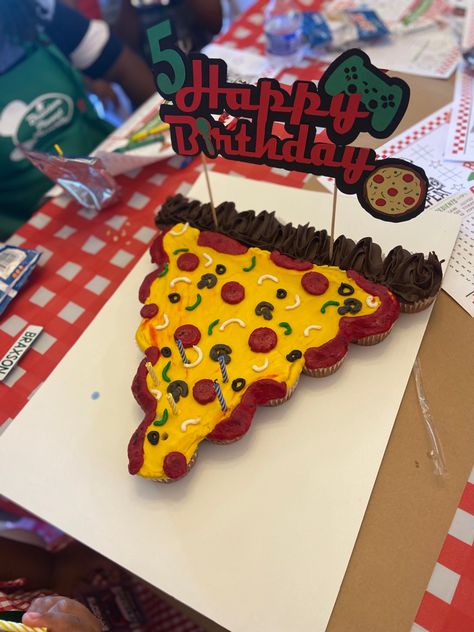 Pizza Party Cupcakes, Pizza Cupcake Cake, Pizza Cupcakes Birthday, Pizza Cake Birthday, Cheese Party Decorations, Pizza Themed Birthday Party, Pizza Birthday Party Ideas, Cupcake Pizza, Birthday Pizza Party