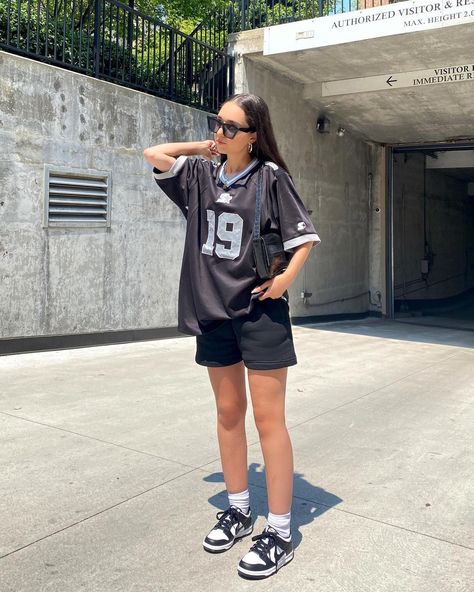 Casual Sporty Outfits, Football Jersey Outfit, Shorts Outfits Women, Inspiration Photos, Jersey Outfit, Football Outfits, Gameday Outfit, A Football, Football Game