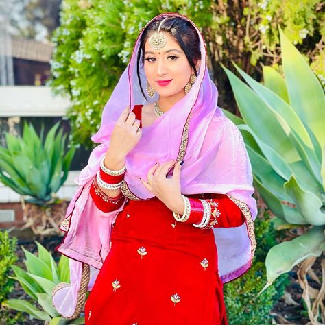 ✩ 🎀 𝒮𝒾𝓃𝑔𝒽❤️𝒦𝒶𝓊𝓇 🎀 ✩ (@avirims) added a photo to their Instagram account: “Oh Dhee Sardaara di ae jurrt vi poori ae🔥🌈Te Madak 😎vi poori 👑🔥🔥🔥#avirims” Sardarni Dp, Punjabi Pic, Besties Dp, Biker Tattoos, Girly Frame, Indian Wedding Couple Photography, Post Photo, Punjabi Dress, Fancy Kurti