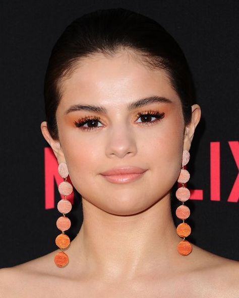 Orange Eyeshadow Celebrity Pictures Black Eyeshadow Tutorial, Selena Gomez Gif, Bronze Smokey Eye, Selena Gomez Makeup, Summer Makeup Trends, Cute Eyeshadow, Shimmer Eyeshadow Palette, Orange Eyeshadow, Smoky Eyeshadow