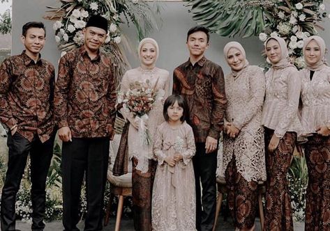 Kebaya Wedding, Kebaya Modern Dress, Indonesian Wedding, Muslimah Wedding Dress, Muslimah Wedding, Hijab Wedding Dresses, Foto Wedding, Pre Wedding Photoshoot Outdoor, Muslim Wedding Dresses