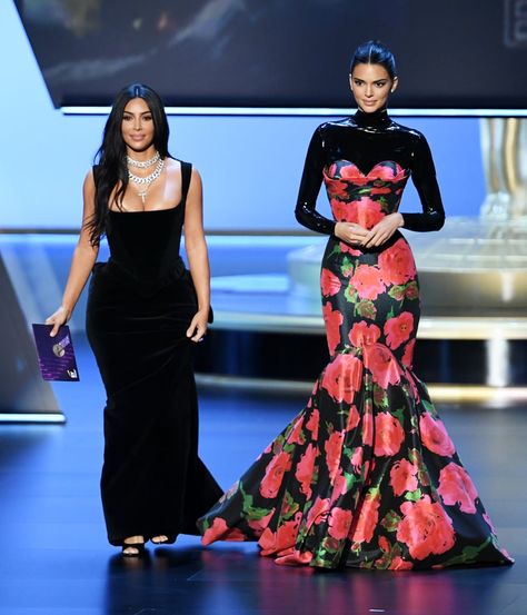 Why Did the Audience Laugh at Kim and Kendall at the Emmys? Kendall Jenner Birthday, Kylie Kardashian, Estilo Kim Kardashian, Estilo Kardashian, Kendall Jenner Photos, Kardashian Outfit, Kardashian Photos, The Emmys, Evolution Of Fashion