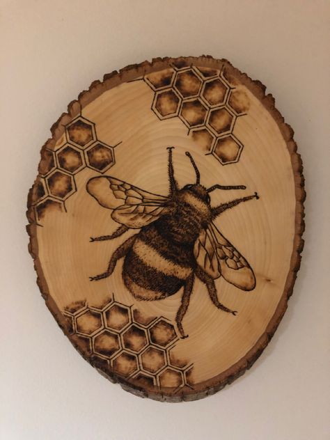 Kitchen Wood Burning Ideas, Honeycomb Wood Burning, Bumble Bee Wood Burning, Wood Burning Plaque Ideas, Honey Bee Wood Burning, Pagan Wood Crafts, Wood Engraving Art, Bee Wood Burning, Pirogravura Ideas