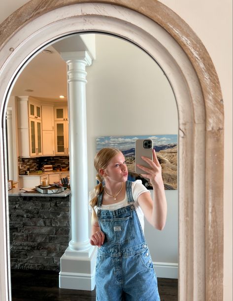 Levi’s overall outfit Levi Outfits, Levi Overalls, Overalls Fit, Levis Overalls, Aesthetic Ootd, Classic Vintage Style, Levi's Jeans, Classic Vintage, Levis Jeans