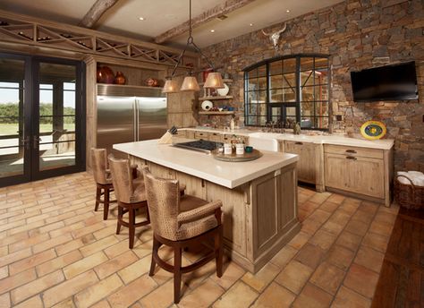 24 Beautiful Western Kitchen Decor Ranch House Interior Design, Brown Kitchen Ideas, Brown Kitchen Designs, Chalet Kitchen, Western Kitchen Decor, Deer Farm, Custom Built Cabinets, Texas Kitchen, Ranch Kitchen