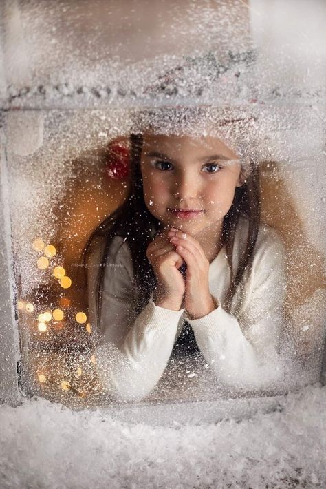 Christmas Set Ups Photography, Window Christmas Photoshoot, Christmas Window Photoshoot, Christmas Mini Backdrop Ideas, Christmas Session Ideas, Home Christmas Photoshoot Kids, Holiday Mini Photo Session Ideas, Christmas Mini Photoshoot Ideas, Christmas Photo Session Ideas