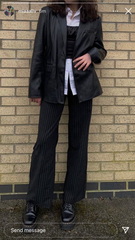 Black Striped Pants Outfit Winter, Casual Pinstripe Pants Outfit, Pin Stripe Pants Outfit Aesthetic, Pinstripe Pants Outfit Winter, Sixth Form Outfits Smart Trousers, Pinstripe Outfit Woman, Pinstripe Pants Outfit Aesthetic, Pinstriped Trousers Outfit, Pinstripe Aesthetic