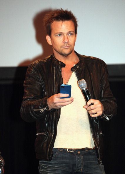 sean patrick flanery *playin with his phone* Sean Patrick Flanery, Norman Reedus, Leather Jacket