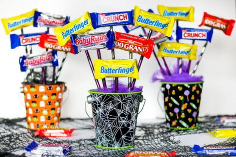 Halloween Candy Bouquets, Halloween Party Centerpieces, Halloween Candy Recipes, Bouquet Centerpiece, Halloween Craft Projects, Halloween Fest, Kid Friendly Halloween, Dyi Gifts, Homemade Halloween