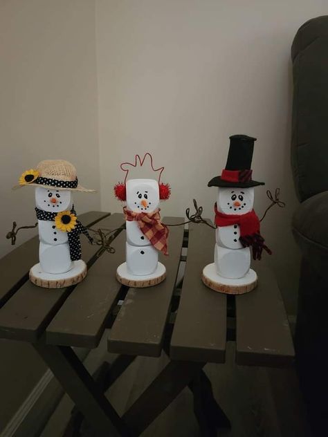 Dice Snowman, Dollar Tree Crafts Diy, Christmas Crafts Snowman, Snowman Crafts Diy, Wooden Snowmen, Christmas Ideas Gifts, Dollar Store Diy Projects, Wooden Dice, Diy Snowman