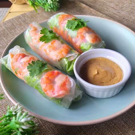 Spring Rolls Aesthetic, Samyang Roll, Vietnam Spring Roll, Food Rolls, Honey Smoothie, Dark Chocolate Cakes, Spring Roll, Vietnamese Food, Chocolate Cakes