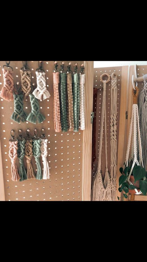 Macrame Display, Net Making, Market Booth, Keychain Display, Craft Station, Diy Decor Crafts, Peg Board, Key Chain, Macrame