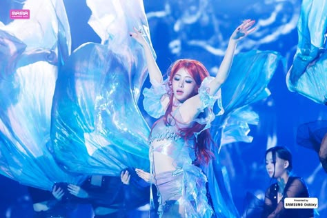 Le Sserafim Mermaid, Le Sserafim The Great Mermaid, Kpop Mermaid Concept, Yunjin Mermaid, Yunjin Performing, The Great Mermaid Lesserafim, Le Sserafim Concept Photo, Le Sserafim Concept, Le Sserafim Aesthetic