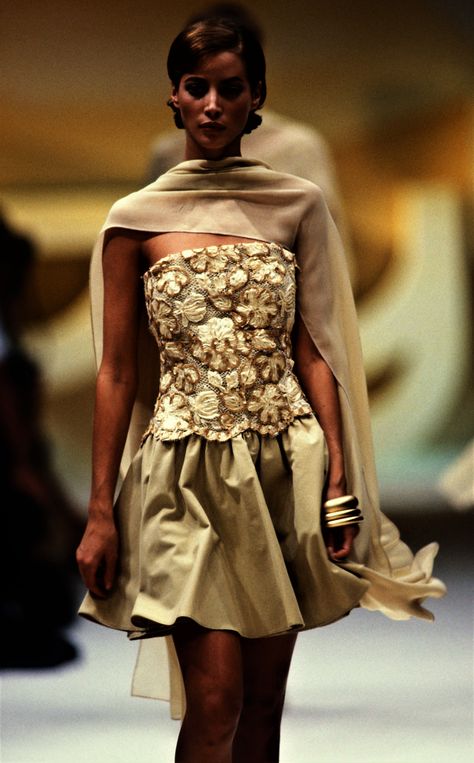 Christy Turlington walked for Byblos RTW Runway Show  S/S 1991 Expensive Things, 90s Runway Fashion, Runway Fashion Couture, Runway Outfits, Claudia Schiffer, Christy Turlington, Naomi Campbell, Runway Show, Runway Models