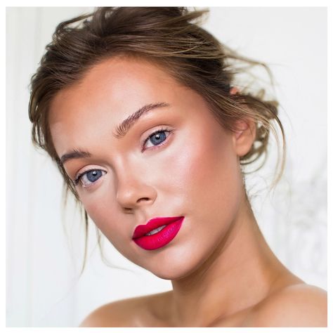 Bold lip and no eye makeup No Eye Makeup Look, No Eye Makeup, Air Makeup, Winter Lip Color, Bold Lip Makeup, Vampy Lips, Makeup Photoshoot, Winter Lips, Makeup 101