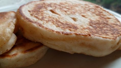 Recettes de crumpets : les recettes les mieux notées proposées par les internautes et approuvées par les chefs de 750g. Buckwheat Crepes, Potato Cakes Recipe, Potato Cakes, Crumpets, Bread Baking, No Bake Desserts, Breakfast Brunch, Food Lover, Breakfast Recipes