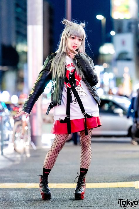 Japanese singer, Asachill in Harajuku sporting a fun punky outfit with an Emily The Strange hoodie and leather jacket. Listen Flavor, Japanese Fashion Kawaii, Emily The Strange, Harajuku Fashion Street, Tokyo Street Fashion, J Pop, Tokyo Street Style, Asian Street Style, Tokyo Fashion