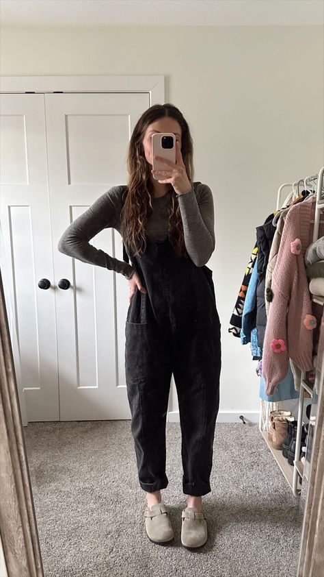 Black Denim Jumper Outfit, Lounge Overalls Outfit, Aerie Overalls Outfit, Women’s Jumper Outfit, Modern Hipster Outfits, Black Overall Jumpsuit Outfit, Jumpsuit Office Outfit, Black Jumpsuit Outfit Aesthetic, Mom Overalls Outfit