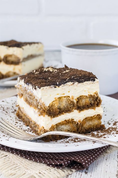 The creamy cheesecake and coffee soaked cookie layers in this Easy Tiramisu will have everyone coming back for another slice. Great dessert for any dinner. Tiramisu Recipe Without Eggs, Tiramisu Coffee, Best Tiramisu Recipe, Easy Tiramisu, Easy Tiramisu Recipe, Impressive Dessert, Impressive Desserts, Dessert Simple, Summer Picnics