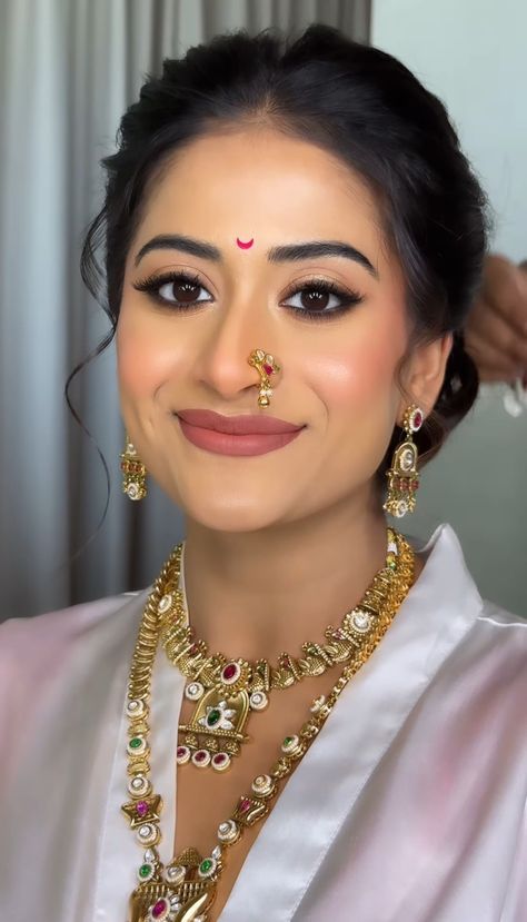 Soft Makeup Look Indian, South Indian Bridal Makeup Look, Engagement Makeup For Bride, Indian Wedding Eye Makeup, Brown Bride Makeup, Soft Glam Bridal Makeup Indian, Indian Bridal Eye Makeup, Indian Bride Makeup Natural, Subtle Bridal Makeup Indian