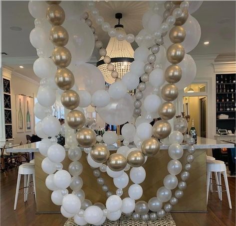 Pearls Backdrop, Lpn Graduation, Christmas Salon, Ice Theme, String Balloons, Pearl Bridal Shower, Pearl Balloons, How To Make Balloon, Balloon Creations