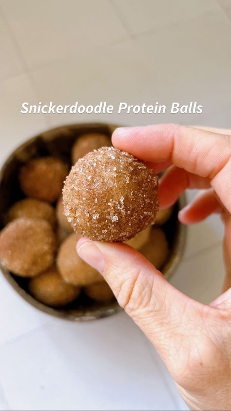 Snickerdoodle Protein Balls Recipe https://resepmamiku.com/en/snickerdoodle-protein-balls-bypaigeashlie Kodiak Protein Balls, Herbalife Protein Balls, Cinnamon Protein Balls, Snickerdoodle Protein Balls, Vsg Meals, Protein Balls Recipe, Chill Place, Prep Snacks, Accessories Tutorial