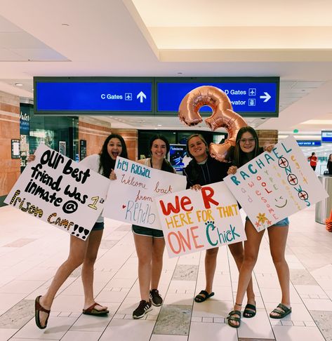 Airport Poster Welcome, Welcome Back Airport Signs, Welcome Sign Airport, Airport Welcome Ideas, Best Friend Birthday Surprise, Airport Welcome Signs, Student Board, Airport Signs, Welcome Home Signs