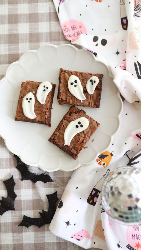 Deb seasonal inspo + diy on Instagram: "ghost chocolates for all the spooky treats👻 melt white chocolate, make a ghost shape and add eyes/nose with black icing. let cool for a few mins and add to any treat! (Brownies, oreos, Rice Krispies, candy boards, etc!) Share with a friend! #halloween #halloweentreats #halloweenideas #halloweensnack #spooky #spookycute #treatsforkids #kidssnacks #easydiy #halloweendiy #easyrecipe #bhgfood #bhgstylemaker" Ghost Desserts, Candy Boards, Black Icing, Halloween Finger Foods, Halloween Treats To Make, Halloween Brownies, Candy Board, Melting White Chocolate, Halloween Baking