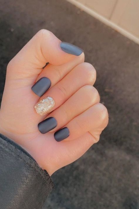 33 Charming Grey Winter Nails Ideas that are Perfect for Winter Cute Nail Colors For Winter, Simple Winter Nail Designs Short, Natural Nails Winter Colors, Elegant Winter Nails Classy Simple, Matte Nails Christmas, Winter Nail Colors 2022 Gel, Nails For Winter 2022, Winter Nails 2022 Trends Gel, Winter Sns Nails