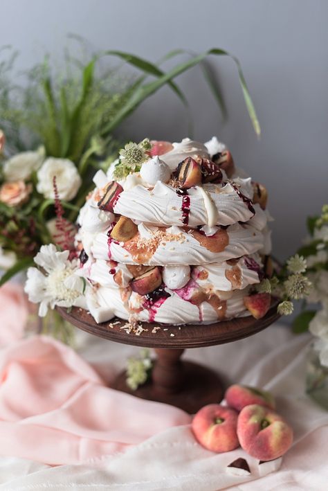 Coconut Pavlova, Meringue Wedding, Marshmallow Meringue, Brown Cake, Alternative Wedding Cakes, Pavlova Cake, Meringue Pavlova, Wedding Cake Alternatives, Meringue Cake