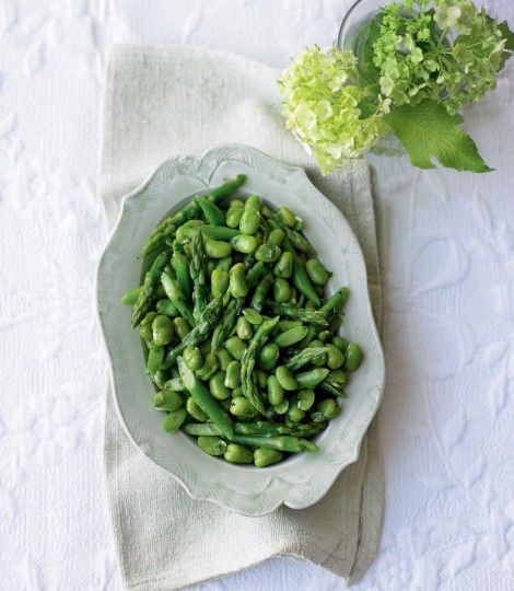 An easy vegetarian recipe for a quick side dish, made with fresh seasonal asparagus and broad beans. Broad Bean Recipes, Savoury Treats, Edamame Salad, Broad Beans, Quick Side Dishes, Edamame Beans, Food Addict, Asparagus Salad, Soya Bean