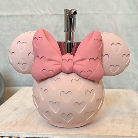 Brand New Item This Item Never Came With A Tag Attached To It Never Used Or Displayed Disney Minnie Mouse Soap Dispenser -Ceramic -Metal Pump -Approximate Measurements: -Height: 5 3/4" -Length: 6 1/4" -Color: Pink -Weight: 12.8oz (Before Any Packaging) Please Ask Any Questions. All Sales Are Final. Thank You For Checking Out My Listing! Minnie Mouse Home Decor, Minnie Mouse Things, Barbie Bathroom Decor, Things To Make In Ceramics, Pink Bathroom Ideas Decor, Minnie Mouse Stuff, Minnie Mouse Nursery Decor, Minnie Mouse Bathroom Decor, Disney Bathroom Decor