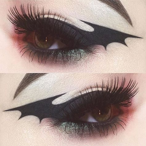 Bat wing eyeliner inspired by @kayteeellen Bat Makeup, Maquillage Goth, Goth Eye Makeup, Fantasy Make-up, Halloweenský Makeup, Halloween Tattoo, Smink Inspiration, Emo Makeup, Edgy Makeup