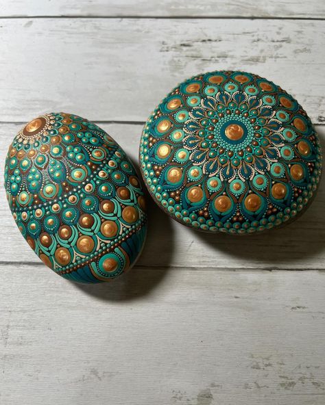 I just cannot get over how beautiful these two stones turned out! 😍 these will be dropping to Etsy for the new year as well as many other… | Instagram Mandala Stones For Beginners, Dot Painting Ideas, Blob Painting, Mandela Stones, Stone Mandala, Mandala Painted Rocks, Mandala Rock Art, Mandela Art, Stone Art Painting