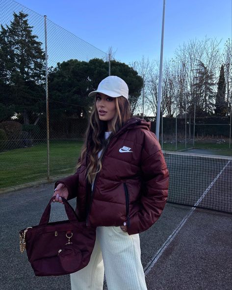 Maroon Puffer Jacket Outfit, Burgundy Puffer Jacket Outfit, Maroon Jacket Outfit, Sleeveless Puffer Jacket Outfit, Puffer Jacket Outfit Aesthetic, Red Puffer Jacket Outfit, Hailey Fashion, Puffer Jacket Outfit Women, Euro Outfits