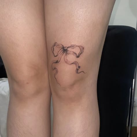 Ribbon Leg Tattoo, Bow Above Knee Tattoo, Knee Bow Tattoo, Bow Tattoo On Thigh, Bow Knee Tattoo, Cute Knee Tattoo, Kneecap Tattoo Women, Back Of Knee Tattoo, Bow Tattoo Thigh