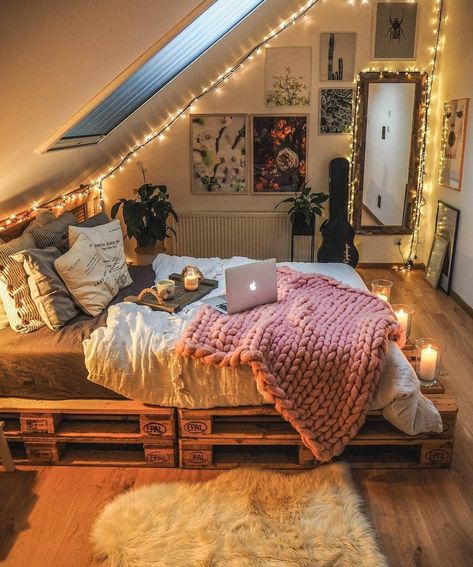 𝐈𝐧𝐭𝐞𝐫𝐢𝐨𝐫𝐲𝐞𝐬𝐩𝐥𝐳 ® (@interioryesplz) • Instagram photos and videos Fall Decor Ideas For Apartments, Bedroom Ideas For Teenage Girl Rooms, Zimmer Diy, Boho Bedroom Design, Bedroom Ideas Aesthetic, Shared Bedroom, Fall Bedroom, Attic Bedroom, Couple Bedroom