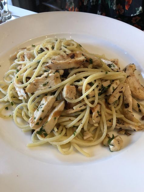 [i ate] spaghetti aglio e olio (garlic and olive oil) with organic grilled chicken Chicken Aglio Olio Recipe, Aglio E Olio Recipes, Aglio E Olio Recipe, Spaghetti Aglio Olio, Spaghetti Aglio E Olio, Garlic And Olive Oil, Spaghetti Aglio, Aglio E Olio, Aglio Olio